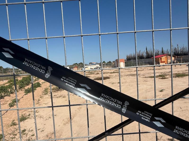 Alicante empieza a precintar asentamientos ilegales: un primer paso hacia el orden urbanístico en las partidas rurales